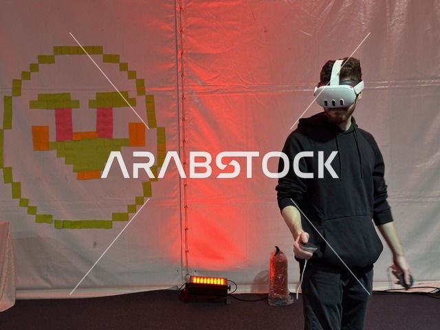 ارتداء نظارة الفي ار في فعالية جيمينق بلس (+) في جامعة الملك فهد للبترول والمعادن بالظهران، المنطقة الشرقية، المملكة العربية السعودية، يوم 28 من يناير 2026، مسابقات وتحديات ألعاب، تجربة ترفيهية رقمية مخصصة لعشّاق الألعاب الإلكترونية، مشاركة شبابية واسعة، أجهزة وتقنيات حديثة، أجواء حماسية تجمع بين الترفيه والتقنية.