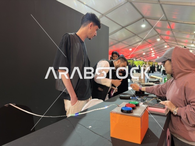 نشاط ترفيهي في فعالية جيمينق بلس (+) في جامعة الملك فهد للبترول والمعادن بالظهران، المنطقة الشرقية، المملكة العربية السعودية، يوم 28 من يناير 2026، مسابقات وتحديات ألعاب، تجربة ترفيهية رقمية مخصصة لعشّاق الألعاب الإلكترونية، مشاركة شبابية واسعة، أجهزة وتقنيات حديثة، أجواء حماسية تجمع بين الترفيه والتقنية.