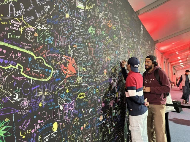 نشاط ترفيهي في فعالية جيمينق بلس (+) في جامعة الملك فهد للبترول والمعادن بالظهران، المنطقة الشرقية، المملكة العربية السعودية، يوم 28 من يناير 2026، مسابقات وتحديات ألعاب، تجربة ترفيهية رقمية مخصصة لعشّاق الألعاب الإلكترونية، مشاركة شبابية واسعة، أجهزة وتقنيات حديثة، أجواء حماسية تجمع بين الترفيه والتقنية.