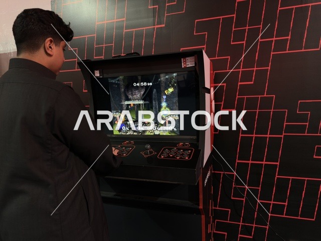 نشاط ترفيهي في فعالية جيمينق بلس (+) في جامعة الملك فهد للبترول والمعادن بالظهران، المنطقة الشرقية، المملكة العربية السعودية، يوم 28 من يناير 2026، مسابقات وتحديات ألعاب، تجربة ترفيهية رقمية مخصصة لعشّاق الألعاب الإلكترونية، مشاركة شبابية واسعة، أجهزة وتقنيات حديثة، أجواء حماسية تجمع بين الترفيه والتقنية.