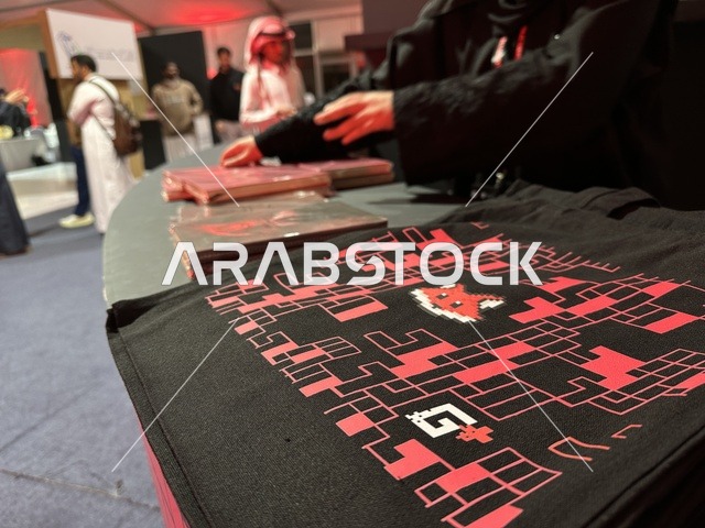 نشاط ترفيهي في فعالية جيمينق بلس (+) في جامعة الملك فهد للبترول والمعادن بالظهران، المنطقة الشرقية، المملكة العربية السعودية، يوم 28 من يناير 2026، مسابقات وتحديات ألعاب، تجربة ترفيهية رقمية مخصصة لعشّاق الألعاب الإلكترونية، مشاركة شبابية واسعة، أجهزة وتقنيات حديثة، أجواء حماسية تجمع بين الترفيه والتقنية.