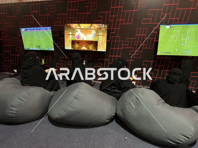 تجمع الشباب فى غرفة العاب الفيديو في فعالية جيمينق بلس (+) في جامعة الملك فهد للبترول والمعادن بالظهران، المنطقة الشرقية، المملكة العربية السعودية، يوم 28 من يناير 2026، مسابقات وتحديات ألعاب، أجهزة وتقنيات حديثة، تجربة ترفيهية رقمية مخصصة لعشّاق الألعاب الإلكترونية، مشاركة شبابية واسعة، أجواء حماسية تجمع بين الترفيه والتقنية.