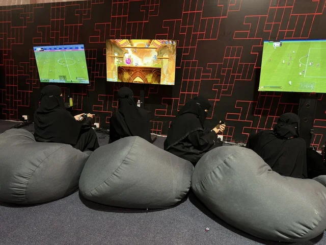 تجمع الشباب فى غرفة العاب الفيديو في فعالية جيمينق بلس (+) في جامعة الملك فهد للبترول والمعادن بالظهران، المنطقة الشرقية، المملكة العربية السعودية، يوم 28 من يناير 2026، مسابقات وتحديات ألعاب، أجهزة وتقنيات حديثة، تجربة ترفيهية رقمية مخصصة لعشّاق الألعاب الإلكترونية، مشاركة شبابية واسعة، أجواء حماسية تجمع بين الترفيه والتقنية.