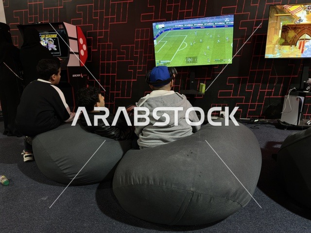 تجمع الشباب فى غرفة العاب الفيديو في فعالية جيمينق بلس (+) في جامعة الملك فهد للبترول والمعادن بالظهران، المنطقة الشرقية، المملكة العربية السعودية، يوم 28 من يناير 2026، مسابقات وتحديات ألعاب، أجهزة وتقنيات حديثة، تجربة ترفيهية رقمية مخصصة لعشّاق الألعاب الإلكترونية، مشاركة شبابية واسعة، أجواء حماسية تجمع بين الترفيه والتقنية.