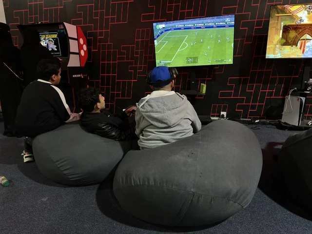 تجمع الشباب فى غرفة العاب الفيديو في فعالية جيمينق بلس (+) في جامعة الملك فهد للبترول والمعادن بالظهران، المنطقة الشرقية، المملكة العربية السعودية، يوم 28 من يناير 2026، مسابقات وتحديات ألعاب، أجهزة وتقنيات حديثة، تجربة ترفيهية رقمية مخصصة لعشّاق الألعاب الإلكترونية، مشاركة شبابية واسعة، أجواء حماسية تجمع بين الترفيه والتقنية.