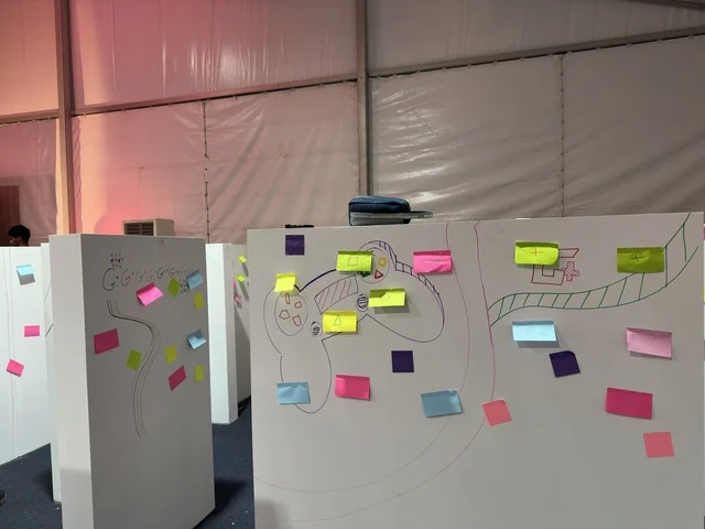 استخدم استيكر نوتس في فعالية جيمينق بلس (+) في جامعة الملك فهد للبترول والمعادن بالظهران، المنطقة الشرقية، المملكة العربية السعودية، يوم 28 من يناير 2026، مسابقات وتحديات ألعاب، تجربة ترفيهية رقمية مخصصة لعشّاق الألعاب الإلكترونية، مشاركة شبابية واسعة، أجهزة وتقنيات حديثة، أجواء حماسية تجمع بين الترفيه والتقنية.