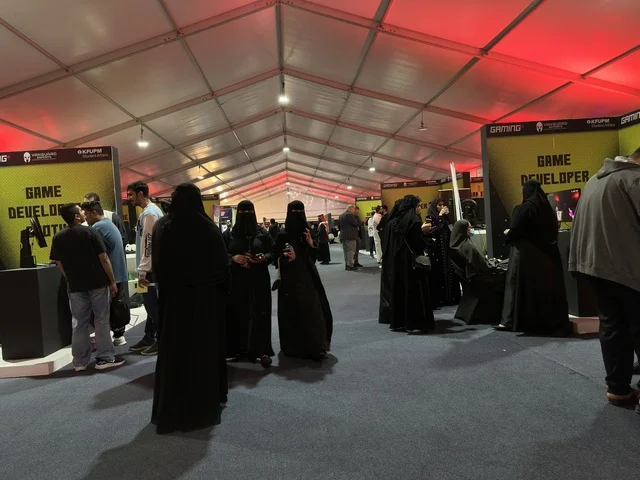 مشاركة شبابية واسعة،  فعالية جيمينق بلس (+) في جامعة الملك فهد للبترول والمعادن بالظهران، المنطقة الشرقية، المملكة العربية السعودية، يوم 28 من يناير 2026، مسابقات وتحديات ألعاب، تجربة ترفيهية رقمية مخصصة لعشّاق الألعاب الإلكترونية، أجهزة وتقنيات حديثة، أجواء حماسية تجمع بين الترفيه والتقنية.