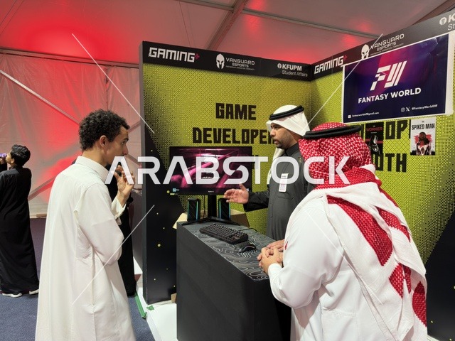 استخدام  أجهزة وتقنيات حديثة، فعالية جيمينق بلس (+) في جامعة الملك فهد للبترول والمعادن بالظهران، المنطقة الشرقية، المملكة العربية السعودية، يوم 28 من يناير 2026، مسابقات وتحديات ألعاب، تجربة ترفيهية رقمية مخصصة لعشّاق الألعاب الإلكترونية،  مشاركة شبابية واسعة، أجواء حماسية تجمع بين الترفيه والتقنية.