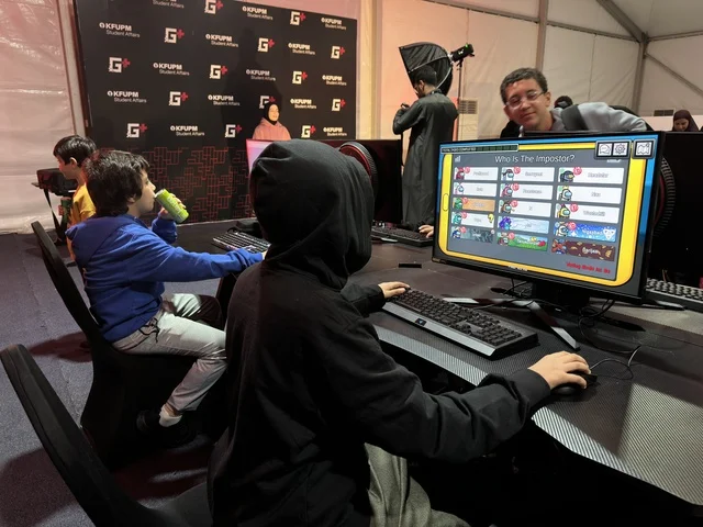 استخدام  أجهزة وتقنيات حديثة، فعالية جيمينق بلس (+) في جامعة الملك فهد للبترول والمعادن بالظهران، المنطقة الشرقية، المملكة العربية السعودية، يوم 28 من يناير 2026، مسابقات وتحديات ألعاب، تجربة ترفيهية رقمية مخصصة لعشّاق الألعاب الإلكترونية،  مشاركة شبابية واسعة، أجواء حماسية تجمع بين الترفيه والتقنية.