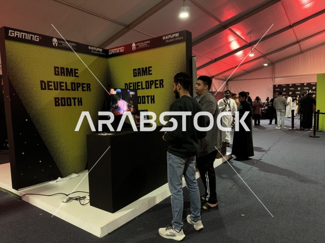 تجربة ترفيهية رقمية مخصصة لعشاق الألعاب الإلكترونية، فعالية جيمينق بلس (+) في جامعة الملك فهد للبترول والمعادن بالظهران، المنطقة الشرقية، المملكة العربية السعودية، يوم 28 من يناير 2026، مسابقات وتحديات ألعاب، أجهزة وتقنيات حديثة،  مشاركة شبابية واسعة، أجواء حماسية تجمع بين الترفيه والتقنية.