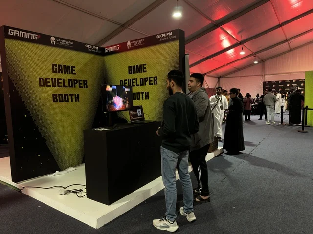 تجربة ترفيهية رقمية مخصصة لعشاق الألعاب الإلكترونية، فعالية جيمينق بلس (+) في جامعة الملك فهد للبترول والمعادن بالظهران، المنطقة الشرقية، المملكة العربية السعودية، يوم 28 من يناير 2026، مسابقات وتحديات ألعاب، أجهزة وتقنيات حديثة،  مشاركة شبابية واسعة، أجواء حماسية تجمع بين الترفيه والتقنية.