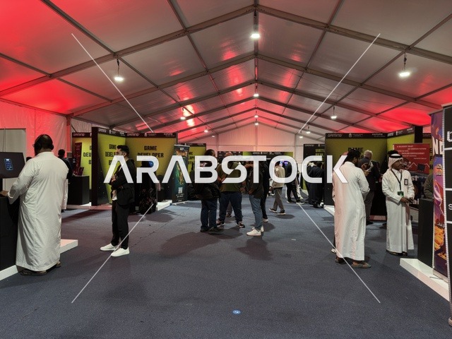 تجمع الشباب في فعالية جيمينق بلس (+) في جامعة الملك فهد للبترول والمعادن بالظهران، المنطقة الشرقية، المملكة العربية السعودية، يوم 28 من يناير 2026، مسابقات وتحديات ألعاب،  تجربة ترفيهية رقمية مخصصة لعشاق الألعاب الإلكترونية، أجهزة وتقنيات حديثة، أجواء حماسية تجمع بين الترفيه والتقنية.