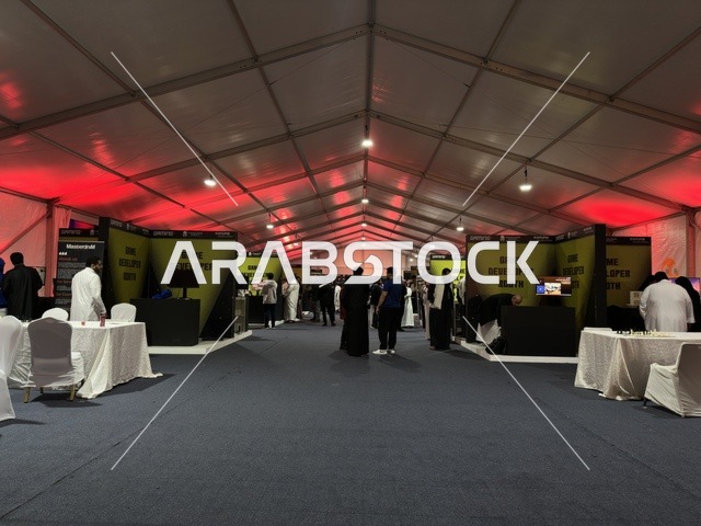 تجمع الشباب في فعالية جيمينق بلس (+) في جامعة الملك فهد للبترول والمعادن بالظهران، المنطقة الشرقية، المملكة العربية السعودية، يوم 28 من يناير 2026، مسابقات وتحديات ألعاب،  تجربة ترفيهية رقمية مخصصة لعشاق الألعاب الإلكترونية، أجهزة وتقنيات حديثة، أجواء حماسية تجمع بين الترفيه والتقنية.