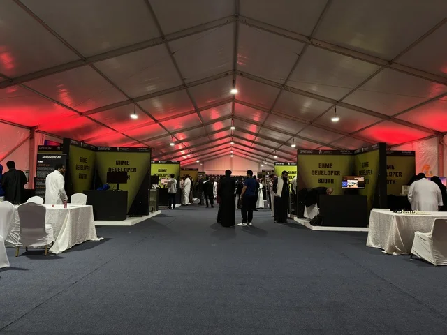 تجمع الشباب في فعالية جيمينق بلس (+) في جامعة الملك فهد للبترول والمعادن بالظهران، المنطقة الشرقية، المملكة العربية السعودية، يوم 28 من يناير 2026، مسابقات وتحديات ألعاب،  تجربة ترفيهية رقمية مخصصة لعشاق الألعاب الإلكترونية، أجهزة وتقنيات حديثة، أجواء حماسية تجمع بين الترفيه والتقنية.