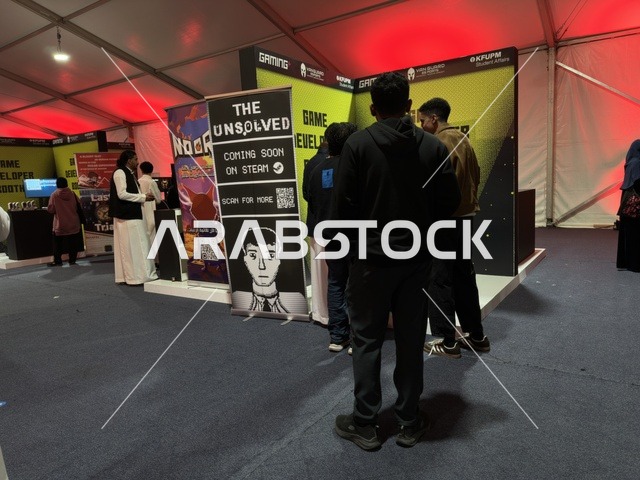 تجمع الشباب في فعالية جيمينق بلس (+) في جامعة الملك فهد للبترول والمعادن بالظهران، المنطقة الشرقية، المملكة العربية السعودية، يوم 28 من يناير 2026، مسابقات وتحديات ألعاب،  تجربة ترفيهية رقمية مخصصة لعشاق الألعاب الإلكترونية، أجهزة وتقنيات حديثة، أجواء حماسية تجمع بين الترفيه والتقنية.