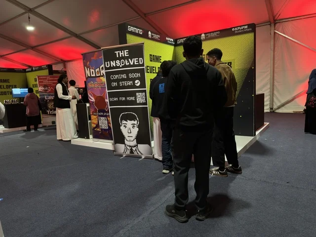 Young people gathered at the Gaming Plus (+) event at King Fahd University of Petroleum and Minerals in Dhahran, Eastern Province, Saudi Arabia, on January 28, 2026, featuring game competitions and challenges, a digital entertainment experience tailored for video game enthusiasts, modern devices and technologies, and an exciting atmosphere that combines entertainment and technology.