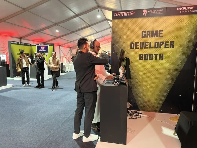 استخدام أجهزة وتقنيات حديثة، فعالية جيمينق بلس (+) في جامعة الملك فهد للبترول والمعادن بالظهران، المنطقة الشرقية، المملكة العربية السعودية، يوم 28 من يناير 2026، مسابقات وتحديات ألعاب،  تجربة ترفيهية رقمية مخصصة لعشاق الألعاب الإلكترونية، أجواء حماسية تجمع بين الترفيه والتقنية.