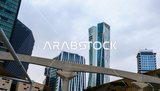 تصميم معماري أيقوني يرتقي بمفهوم المساحات الحضرية، التصميم الجريء مع الابتكار العصري، واجهات زجاجية أنيقة وموقع استراتيجي، عنوان الريادة والتميز والرؤية المستقبلية.