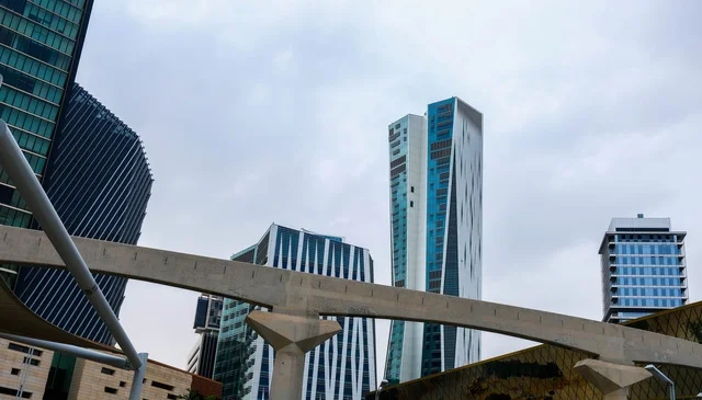 تصميم معماري أيقوني يرتقي بمفهوم المساحات الحضرية، التصميم الجريء مع الابتكار العصري، واجهات زجاجية أنيقة وموقع استراتيجي، عنوان الريادة والتميز والرؤية المستقبلية.