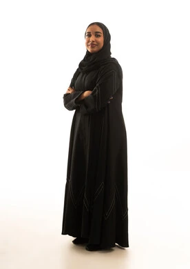 امرأة سعودية بالعباءة السوداء على خلفية بيضاء