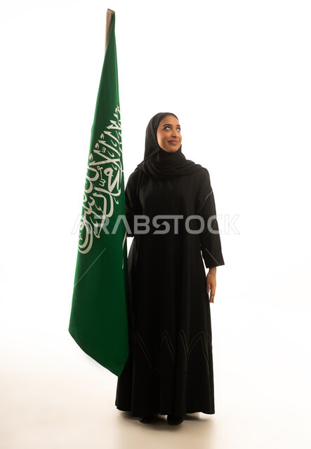 امرأة سعودية مع العلم الوطني على خلفية بيضاء