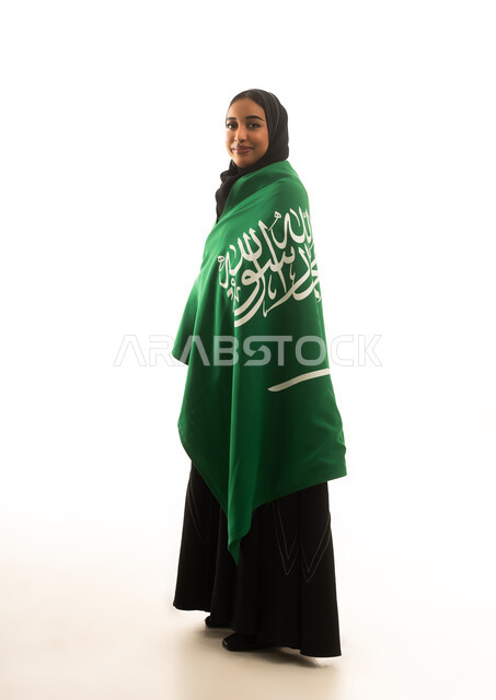 امرأة سعودية بالعلم الوطني على خلفية بيضاء