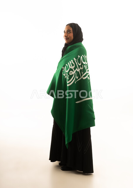 امرأة سعودية تلبس العلم الوطني السعودي في الاستوديو