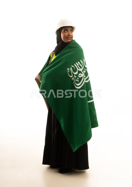 مهندسة سعودية بالعلم الوطني وخوذة العمل