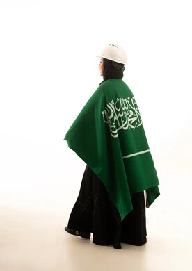 مهندسة سعودية بخوذة الأمان وعلم المملكة