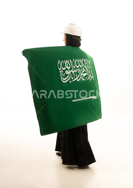مهندسة سعودية بالعلم الوطني على خلفية بيضاء