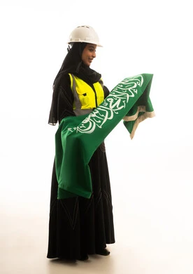 مهندسة سعودية تحمل علم المملكة العربية السعودية خلفية بيضاء