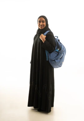 طالبة سعودية بالعباءة السوداء مع حقيبة ظهر زرقاء