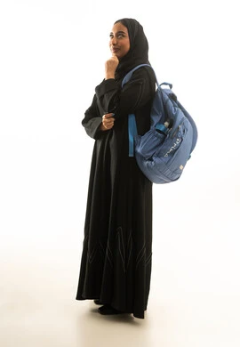 طالبة سعودية بحقيبة ظهر على خلفية بيضاء طالبة سعودية بحقيبة ظهر على خلفية بيضاء