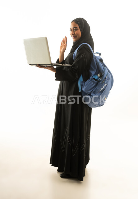 طالبة سعودية مع حاسوب محمول وحقيبة ظهر