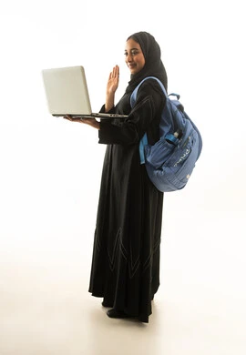 طالبة سعودية مع حاسوب محمول وحقيبة ظهر