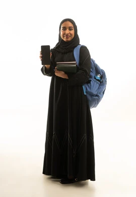 طالبة سعودية تحمل هاتف ذكي وكتب خلفية بيضاء