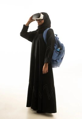 طالبة سعودية تستخدم نظارة الواقع الافتراضي بخلفية بيضاء طالبة سعودية تستخدم نظارة الواقع الافتراضي بخلفية بيضاء