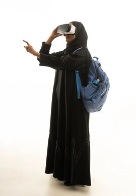 طالبة سعودية تستخدم نظارات الواقع الافتراضي بخلفية بيضاء طالبة سعودية تستخدم نظارات الواقع الافتراضي بخلفية بيضاء