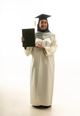خريجة سعودية تحمل شهادة تخرج بخلفية بيضاء