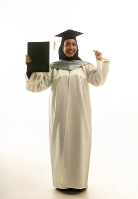خريجة سعودية بزي التخرج الأبيض تمسك الشهادة