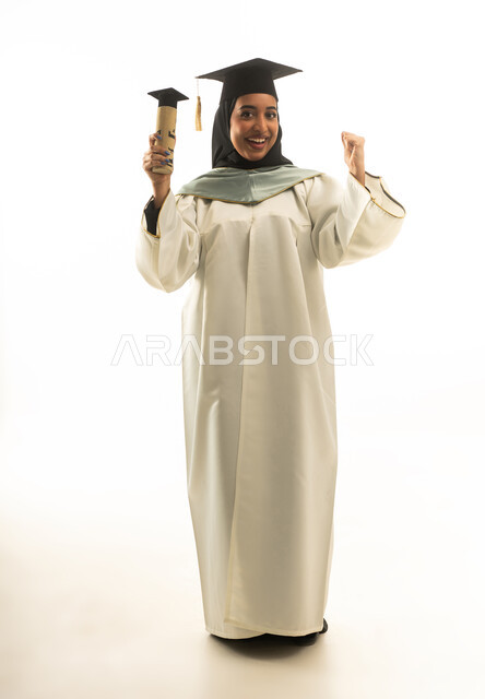 خريجة سعودية بزي التخرج الأبيض تحتفل بالنجاح