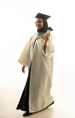طالبة سعودية تحمل شهادة التخرج وتسير
