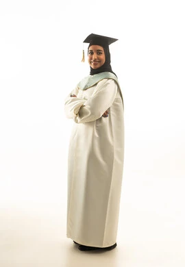 خريجة سعودية بزي التخرج الأبيض والقبعة السوداء