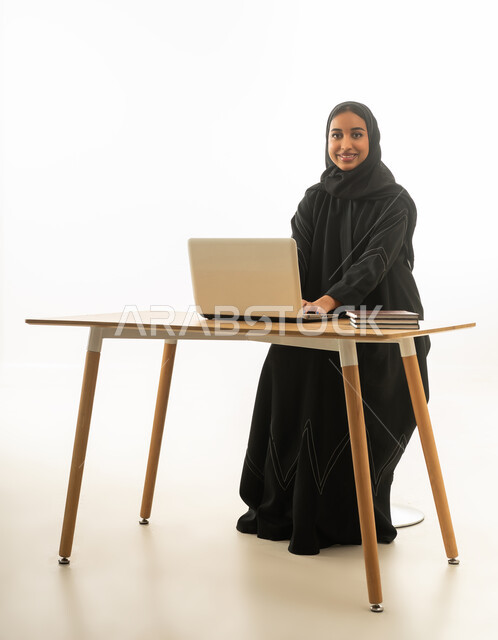 سيدة أعمال سعودية تعمل على الحاسوب المحمول
