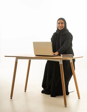 سيدة أعمال سعودية تعمل على الحاسوب المحمول