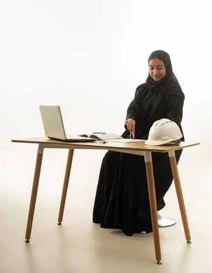 مهندسة سعودية تعمل على مكتب في الاستوديو