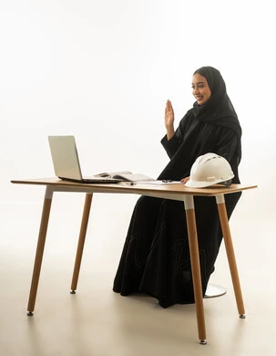 مهندسة سعودية في اتصال مرئي بخلفية بيضاء