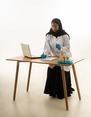 عالمة سعودية تعمل في مختبر كيميائي