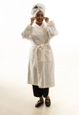 امرأة سعودية في رداء الحمام مع شرائح الخيار للعناية