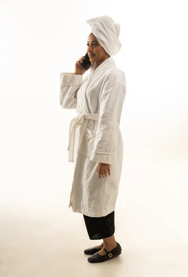 امرأة سعودية برداء الحمام تتحدث بالهاتف